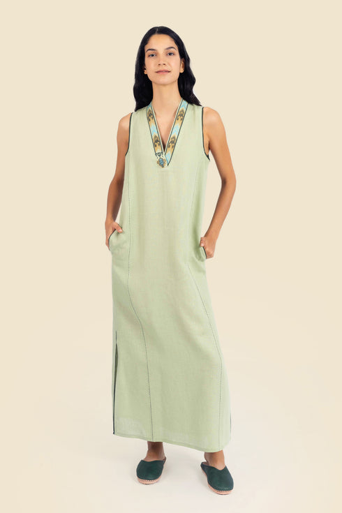 Sleeveless long dress in linen with v-neckline