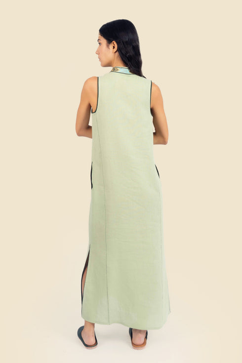 Sleeveless long dress in linen with v-neckline