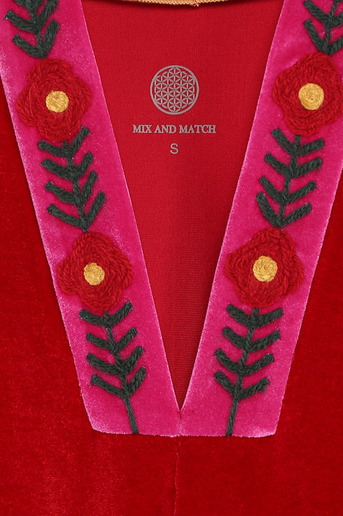 Short dress in velvet with contrast color details