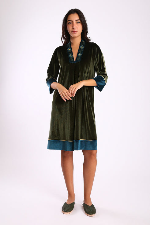 Short dress in velvet with contrast color details