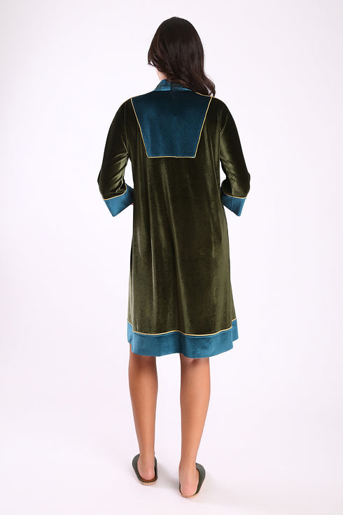 Short dress in velvet with contrast color details