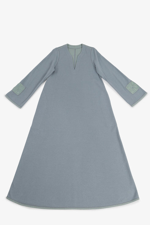 Reversible long-sleeve galabeya with V neckline