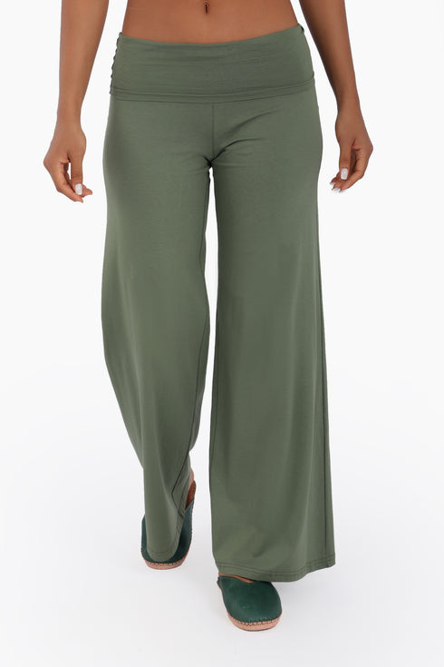 Pants in cotton jersey with wide leg at the bottom.