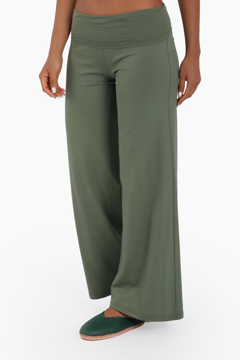 Pants in cotton jersey with wide leg at the bottom.