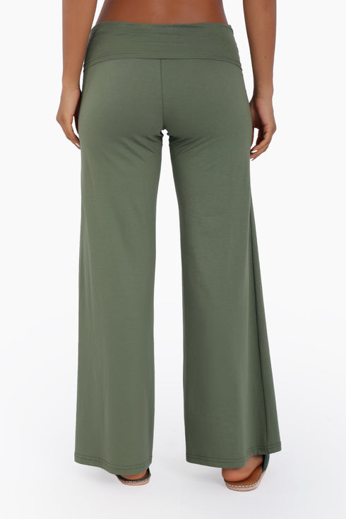 Pants in cotton jersey with wide leg at the bottom.