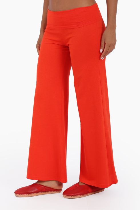 Pants in cotton jersey with wide leg at the bottom.