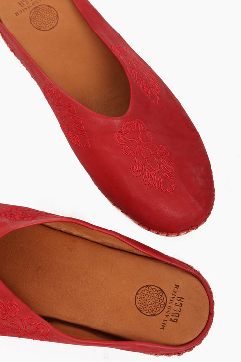 Embroidered bulga in genuine leather