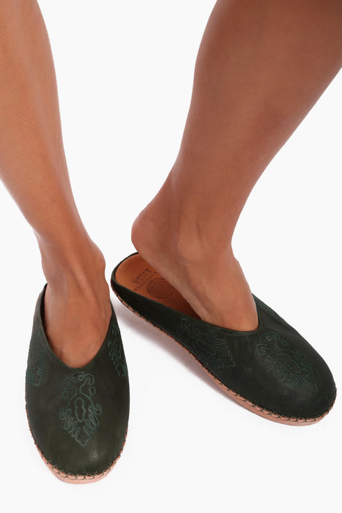 Embroidered bulga in genuine leather