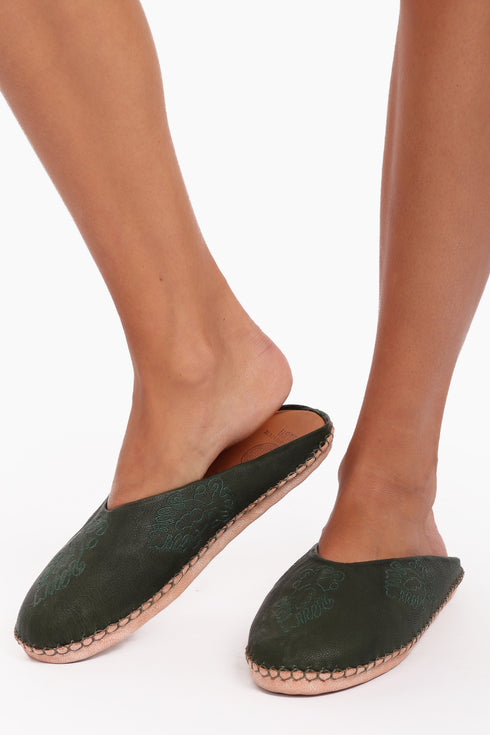 Embroidered bulga in genuine leather