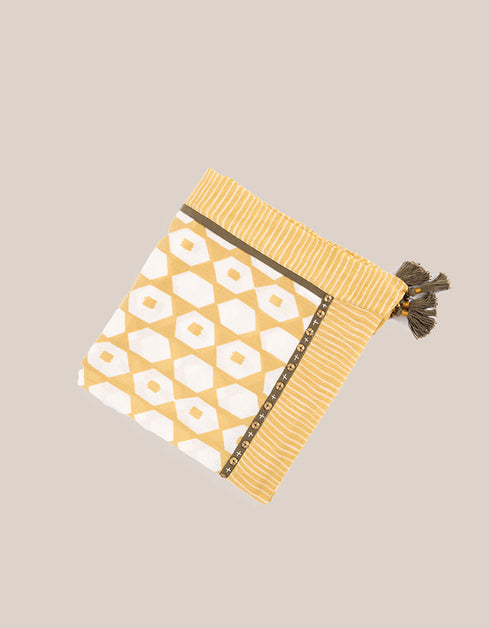 Shawl embroidered with metal sequins