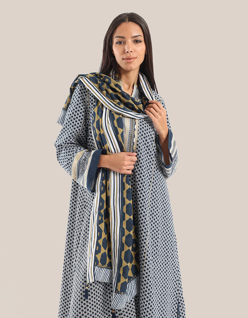 Shawl embroidered with metal sequins