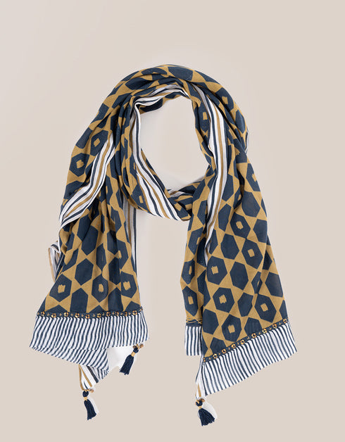 Shawl embroidered with metal sequins