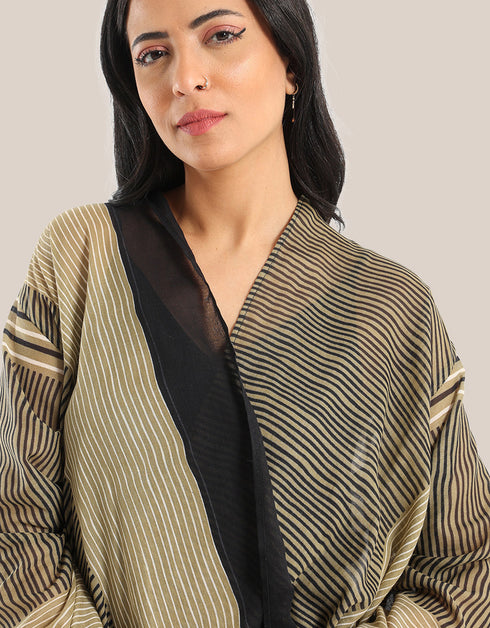 بلوزة ملفوفة ملفوفة مع ظهر أطول قليلاً من الأمام