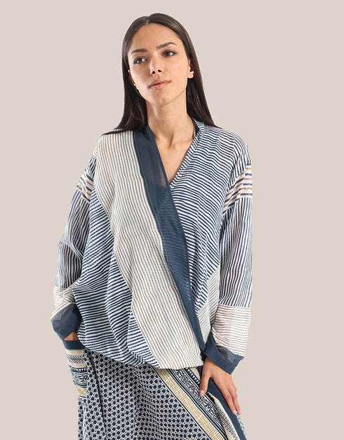 بلوزة ملفوفة ملفوفة مع ظهر أطول قليلاً من الأمام