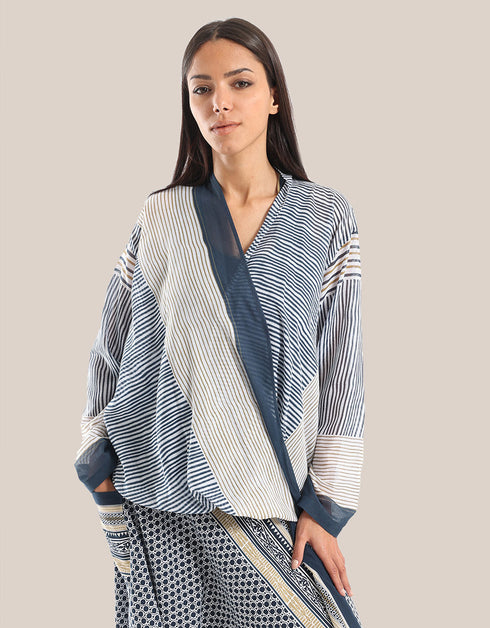 بلوزة ملفوفة ملفوفة مع ظهر أطول قليلاً من الأمام