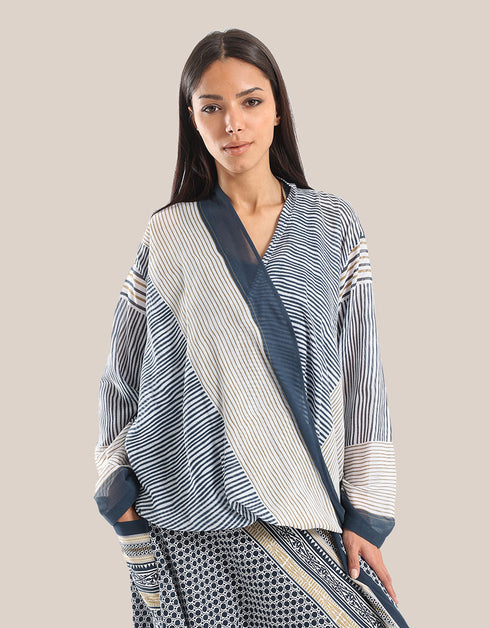 بلوزة ملفوفة ملفوفة مع ظهر أطول قليلاً من الأمام