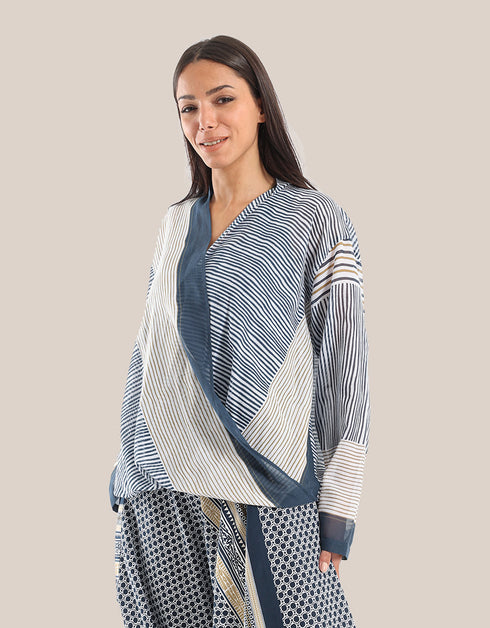 بلوزة ملفوفة ملفوفة مع ظهر أطول قليلاً من الأمام