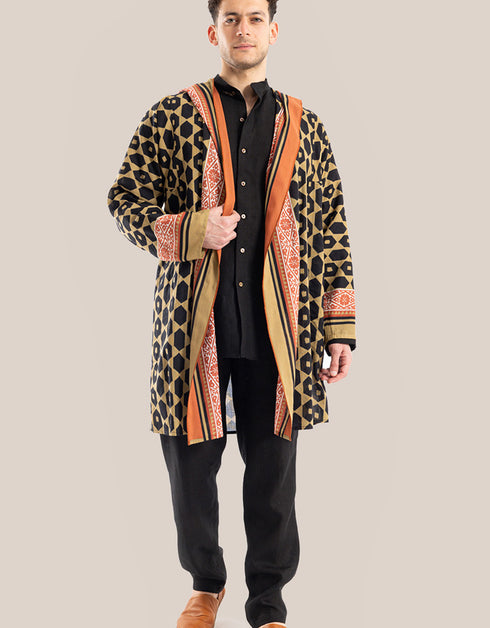 Hooded jacket with long sleeves