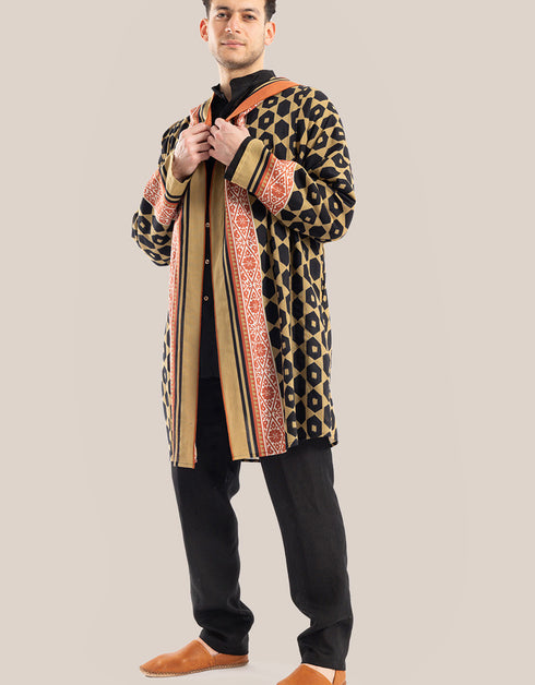 Hooded jacket with long sleeves