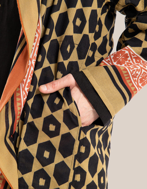 Hooded jacket with long sleeves