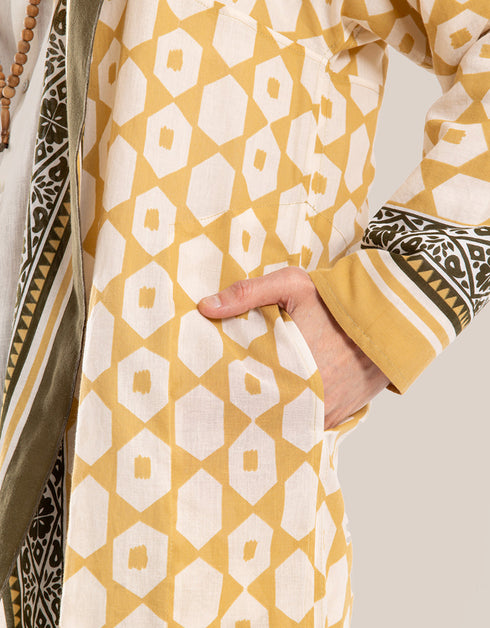 Hooded jacket with long sleeves