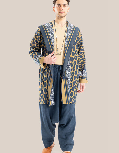 Hooded jacket with long sleeves