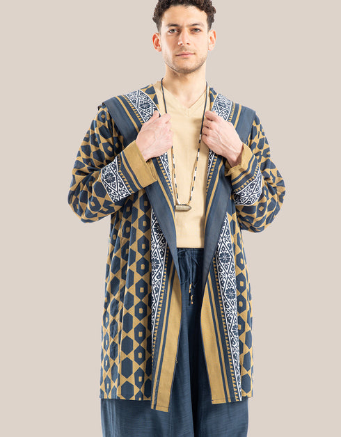 Hooded jacket with long sleeves