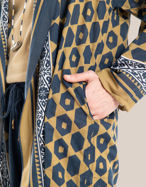 Hooded jacket with long sleeves