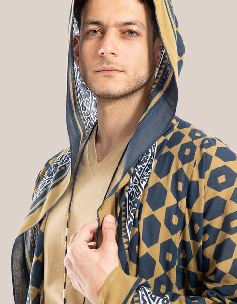 Hooded jacket with long sleeves