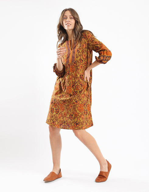 Short printed dress with three quarter sleeves