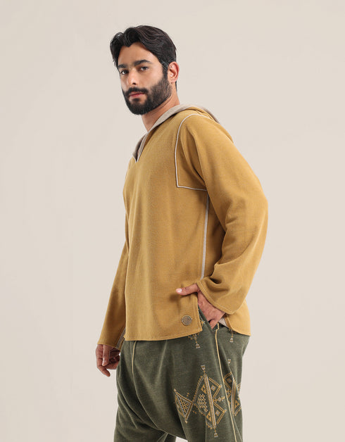 Hooded sweater with long sleeves