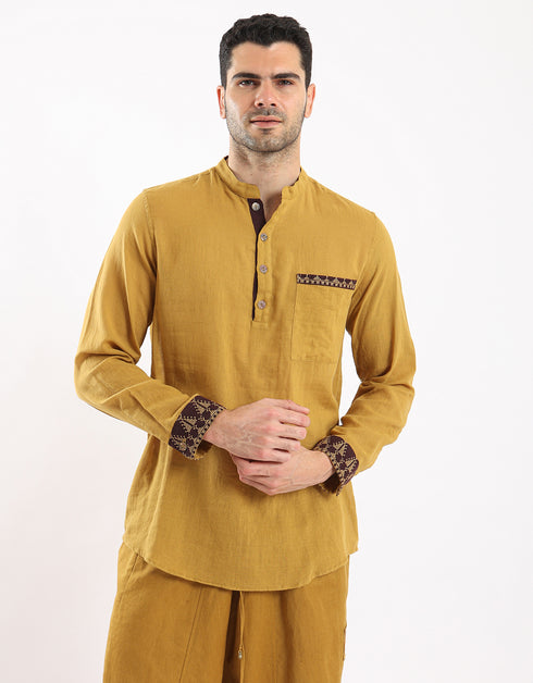 قميص قطني مطرز بالأصفاد والجيب