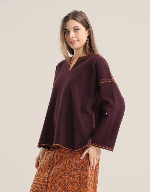 Sweater with round neckline with slits
