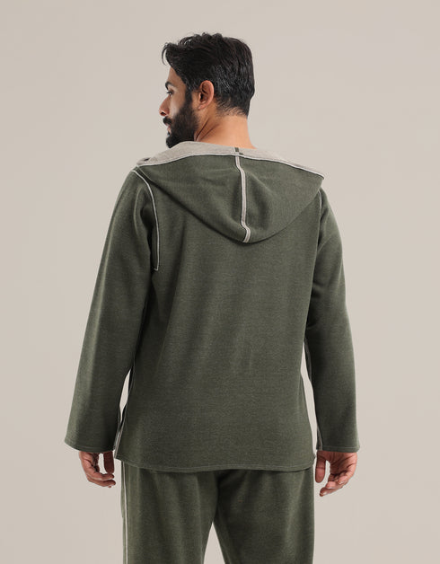 Hooded sweater with long sleeves