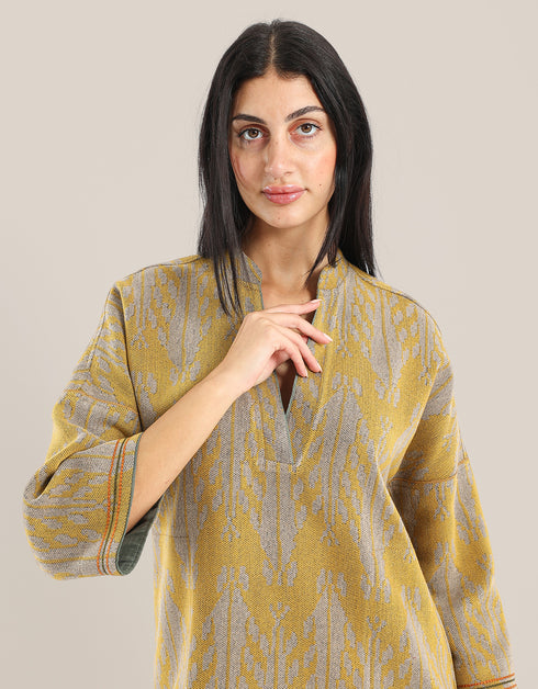 Short dress with contrasting color trims