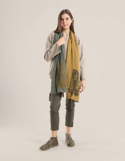 Sweater with round neckline with slits