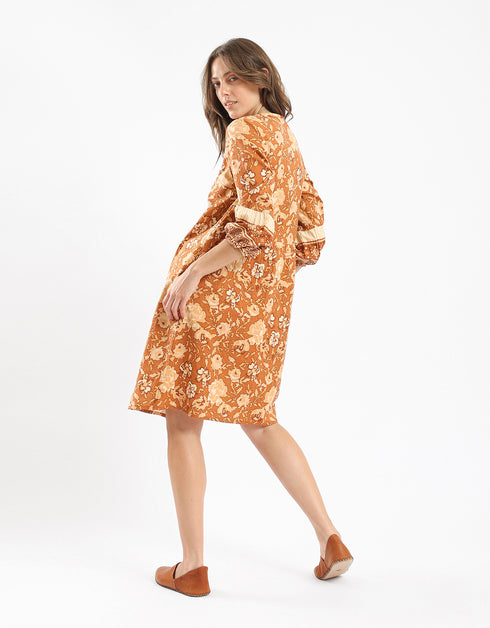 Short printed dress with three quarter sleeves