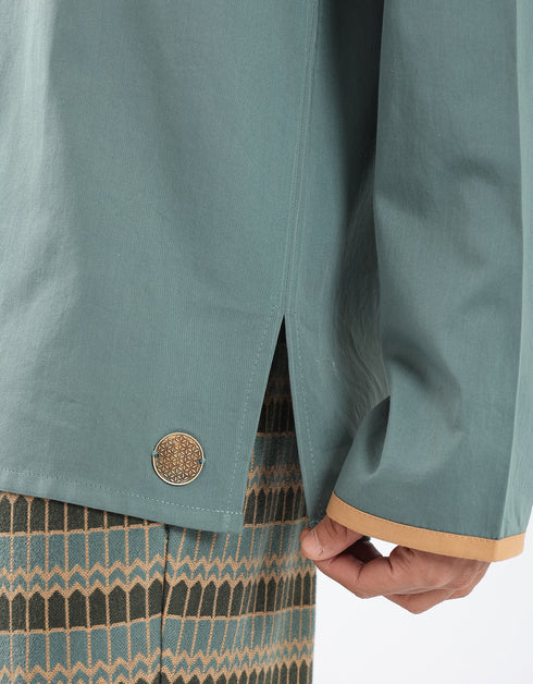 Shirt with contrast color trims