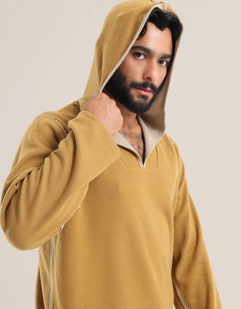 Hooded sweater with long sleeves