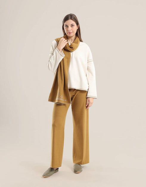 Sweater with round neckline with slits