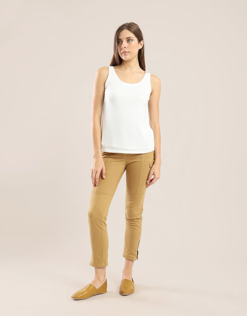 Sleeveless tank top with round neckline