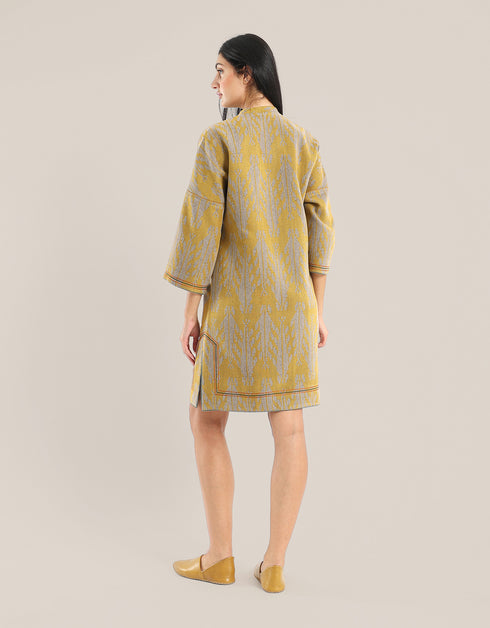 Short dress with contrasting color trims