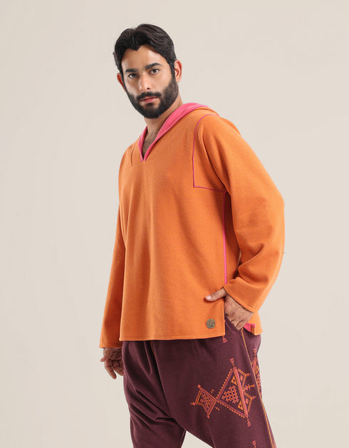 Hooded sweater with long sleeves