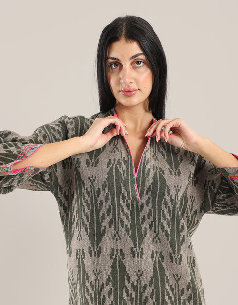 Short dress with contrasting color trims