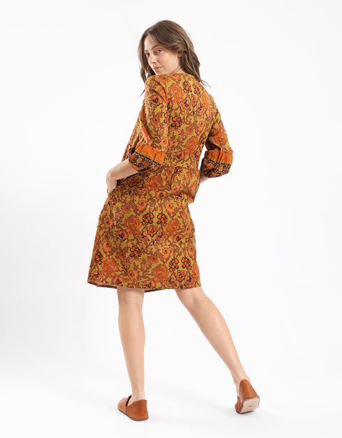 Short printed dress with three quarter sleeves