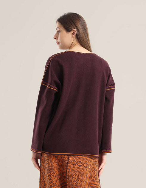 Sweater with round neckline with slits