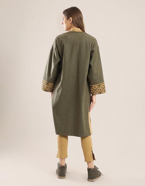 Short coat with long sleeves with embroidered cuffs