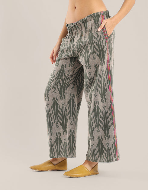 Wide leg pants with color stitching on the sides