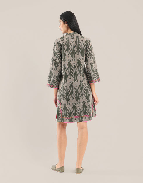 Short dress with contrasting color trims