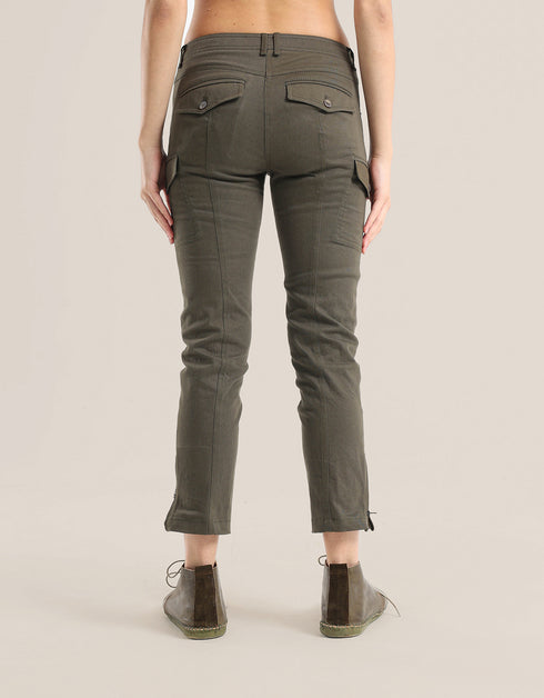 Slim cargo pants with side and back pockets